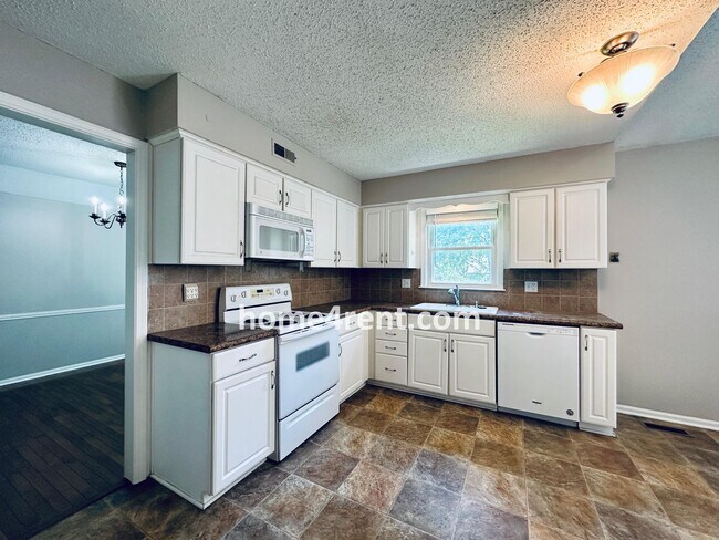 Building Photo - A Beautiful Olathe Home in a Quiet Neighbo...