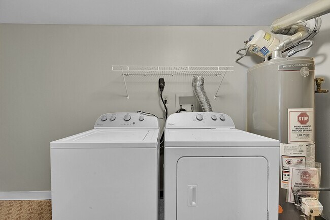 Building Photo - $1,650.00 - 2 Bedrooms, 1.5 Bathrooms Condo in Aurora with Cozy Fireplace!