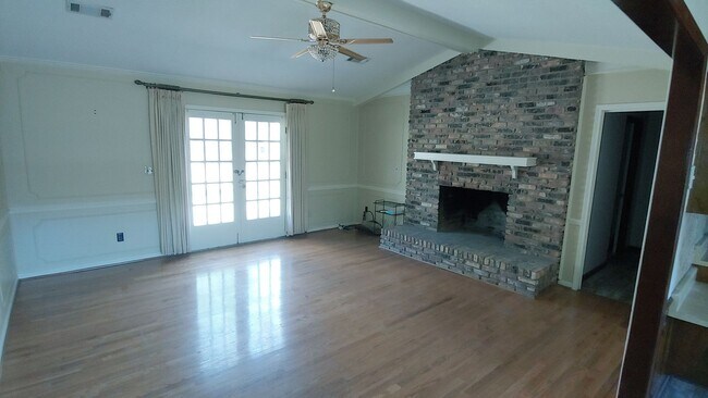 Building Photo - Very Nice 4 Bedroom Home in Woodland Forest