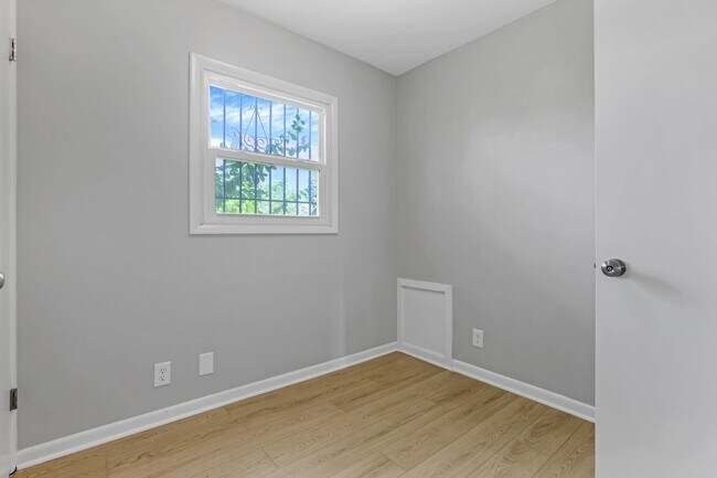 Building Photo - 307 S Wheatland Ave