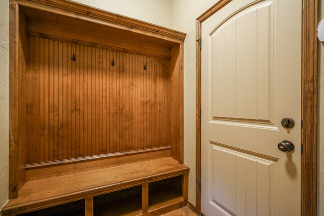 Building Photo - 1713 Pinewood Dr