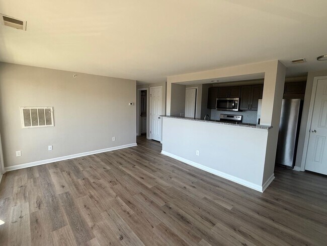 Building Photo - 3 BEDROOM CONDO. Walking Distance to Unive...