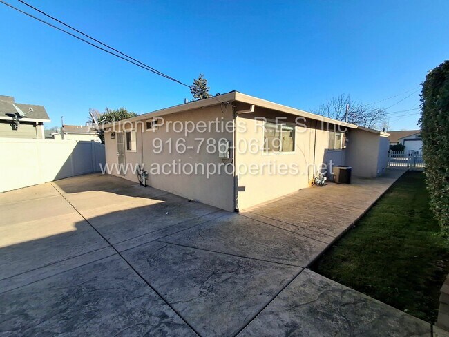 Building Photo - Central Roseville Immaculate Updated Single Story 2 Bedroom 1 Bathroom, New Paint, Fenced Yard