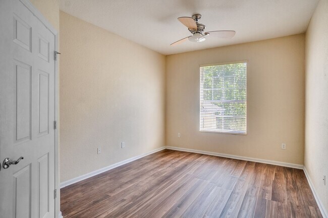 Building Photo - Cute 3/2 Condo in Horizons at Vista Lakes (Gated) with Updated Flooring and Front Parking Space
