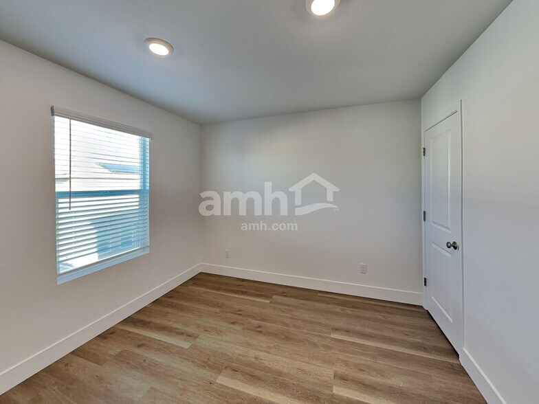 Building Photo - 5832 Vaes Dothrak St