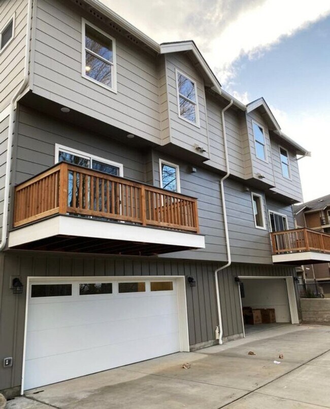 Building Photo - 3 Bed, 2.5 Bath Available in September!