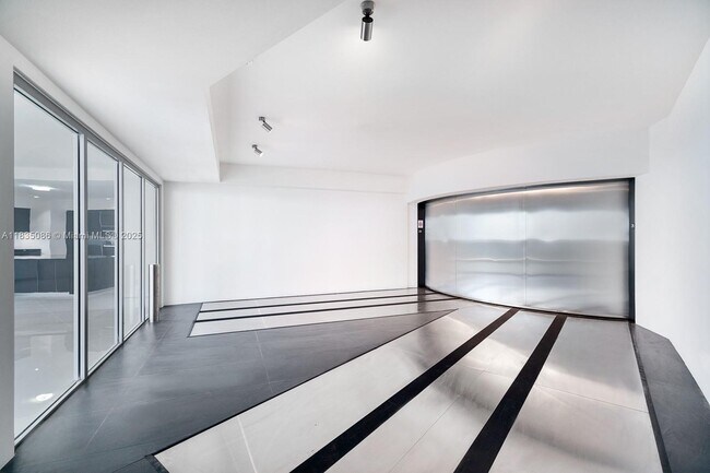 Building Photo - 18555 Collins Ave