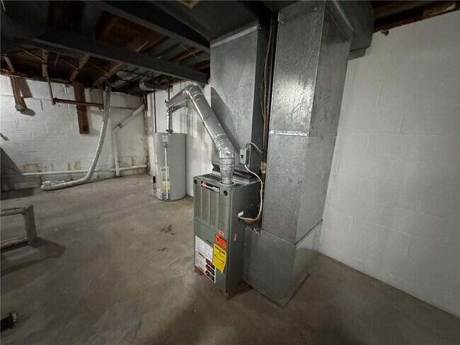 Building Photo - 16 Summit St