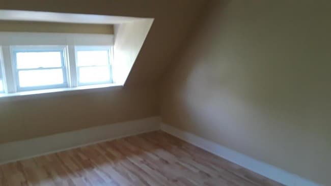 Building Photo - 42 Bank St