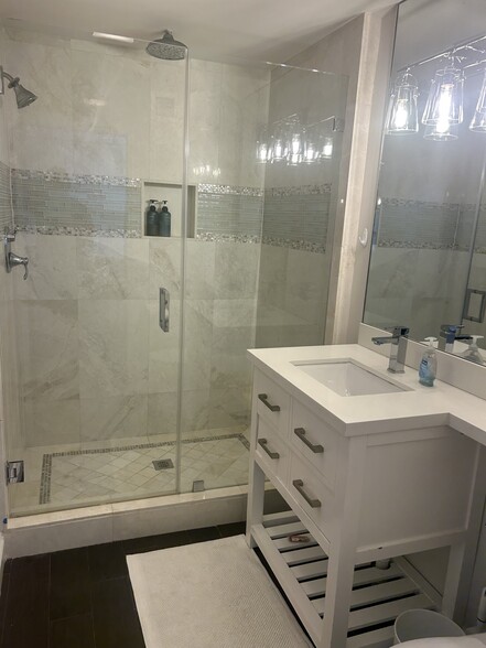 Building Photo - 840 1/2 Upland Road