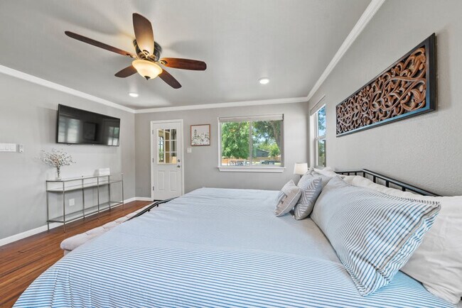 Building Photo - 1740 W Live Oak St