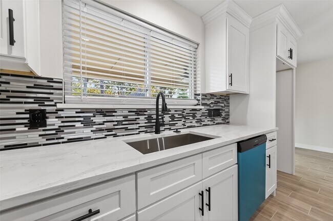 Building Photo - 16115 Little Cypress Ln