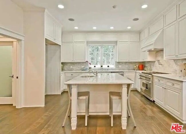 Building Photo - 580 N Kenter Ave