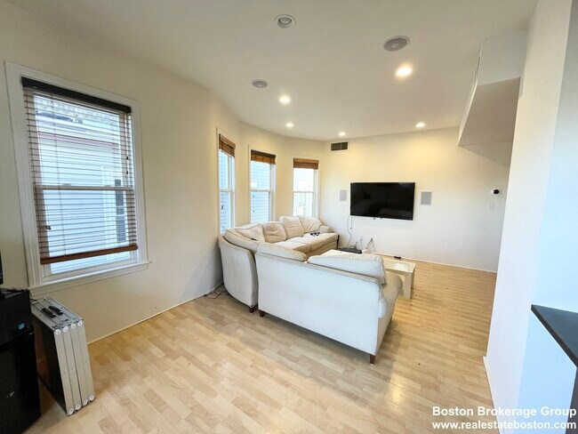 Building Photo - 7 Iroquois St