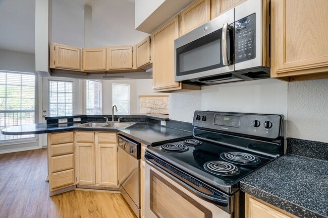 Building Photo - 1 Bedroom, 1 Bath Available Now!