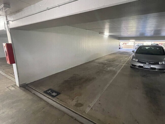 Building Photo - Waikiki, Pet Friendly. Central AC