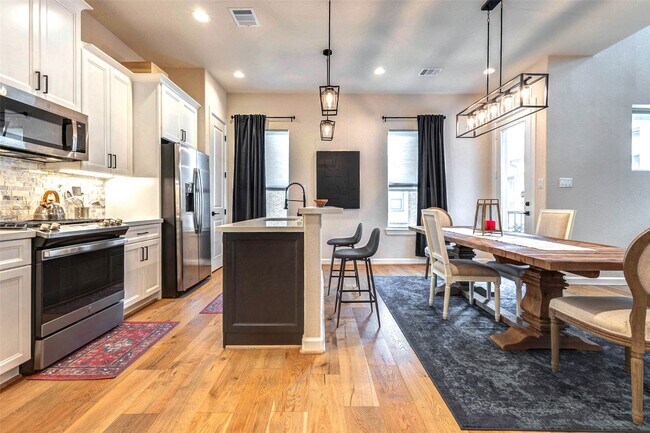 Building Photo - 11005 Upland Forest Dr