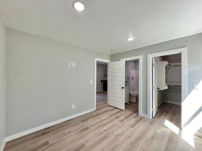 Building Photo - Spur 164 Units