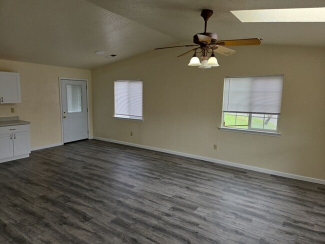 Building Photo - Pet-friendly 3-bedroom Eureka home