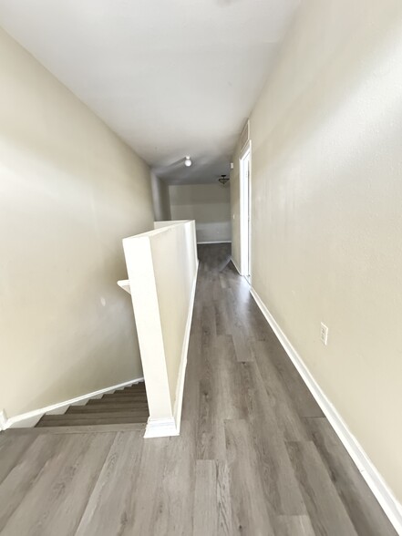 walkway - 2nd floor - 9843 Ashburn Lake Dr