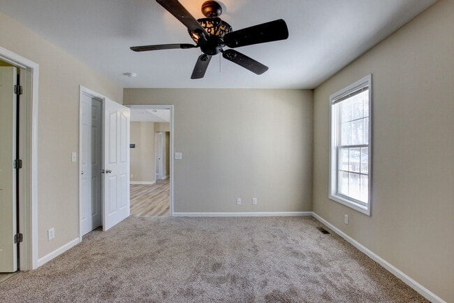 Building Photo - Cozy 3 bd 2 bath in the heart of Clarksville.  Fresh paint and Flooring!