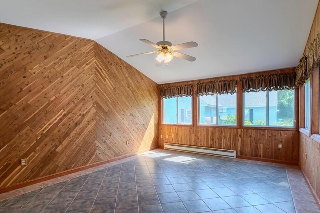 Building Photo - 142 E Meadow Rd