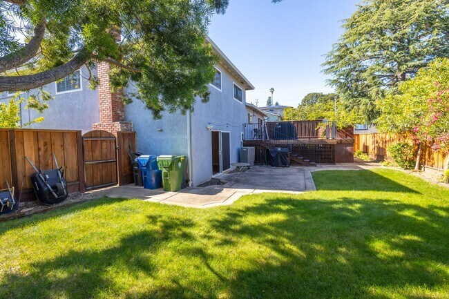 Building Photo - Amazing 4 bedroom home in one of Castro Valley's most desirable neighborhoods.  Owned solar!