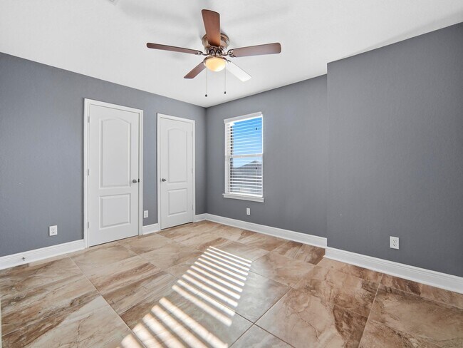 Building Photo - 4431 Oak Roset