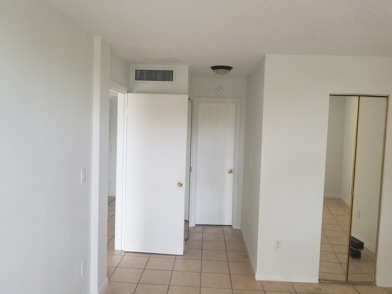 Building Photo - 14421 N Kendall Dr