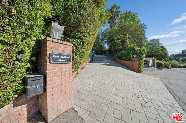 Building Photo - 8050 Mulholland Dr