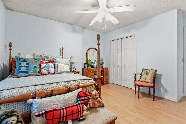 Building Photo - 302 Summerset Ln