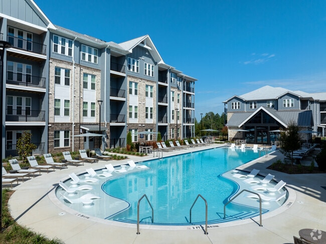 Building Photo - Ellis at Huntcrest