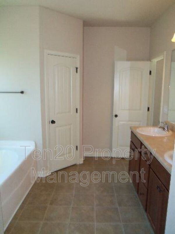 Building Photo - 1310 Ingersoll Dr