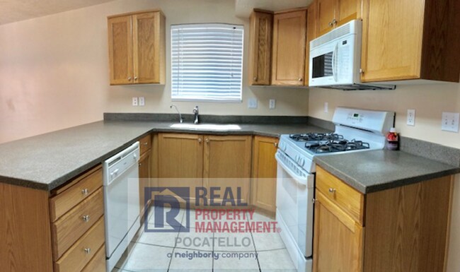 Building Photo - 2 bedroom 1.5 bath Townhome - 1 Car Garage