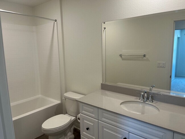Building Photo - Lake Elsinore 5 Bedroom