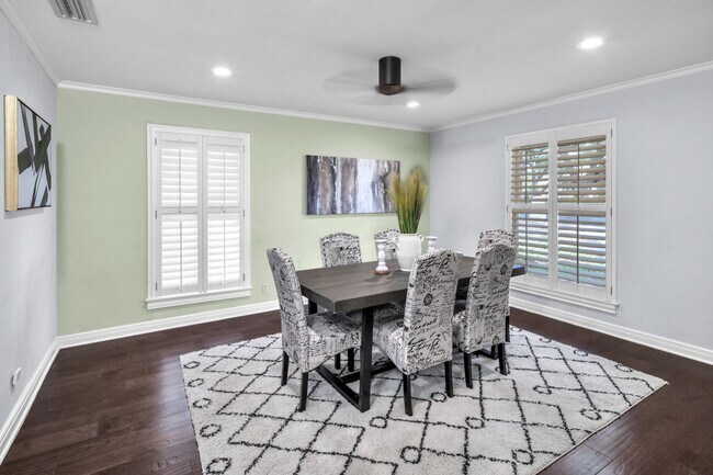 Building Photo - CHARMING 5 BDRM HOME IN CASTLE HILLS!!