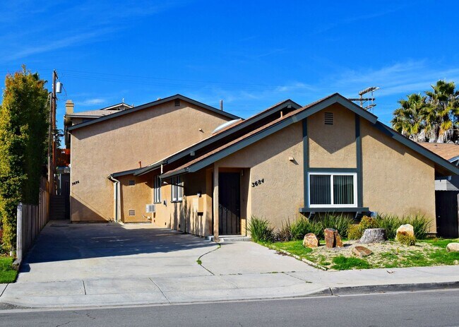 Building Photo - 2 Bedroom Apartment in North Park, Upstair...