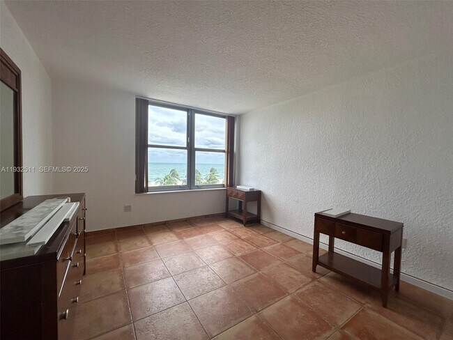 Building Photo - 2899 Collins Ave