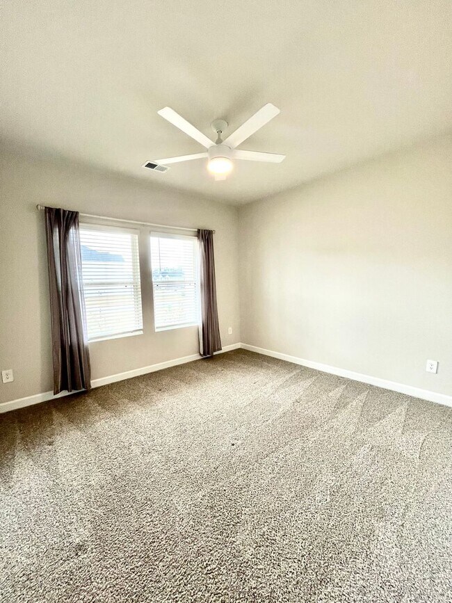 Building Photo - 3 BR, 2 BA with Fenced Yard and Fantastic Amenities!