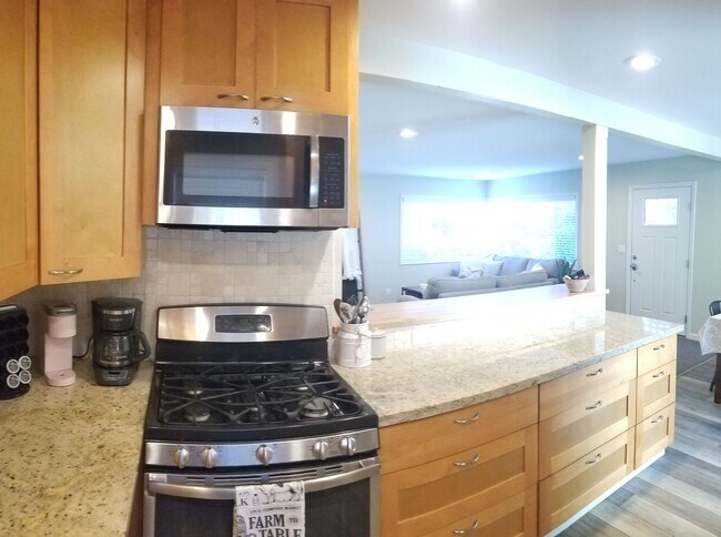 Building Photo - Immaculate 5 Bedroom 3 bath home with beautiful hill views!