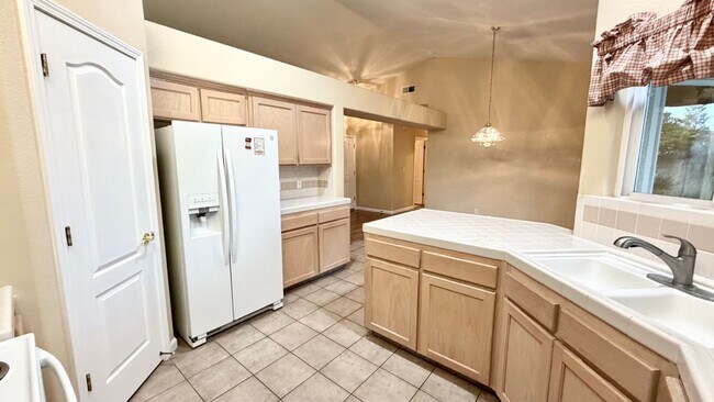 Building Photo - $2,350 Herndon & Willow, 3 Bedroom Home - N. Helm Ave, Clovis