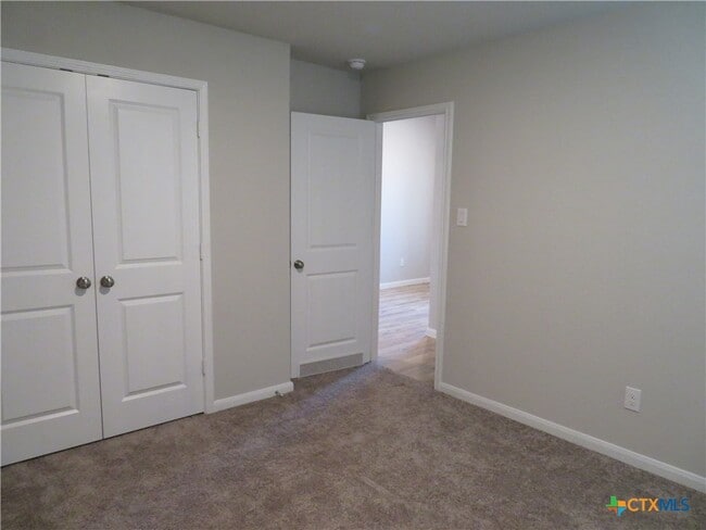 Building Photo - 554 Blue Stem Rd