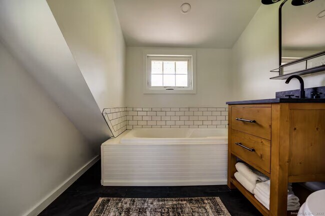 Building Photo - 740 Little City Rd