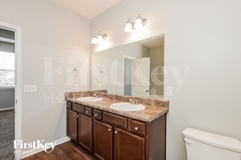 Building Photo - 975 Treymont Way SW