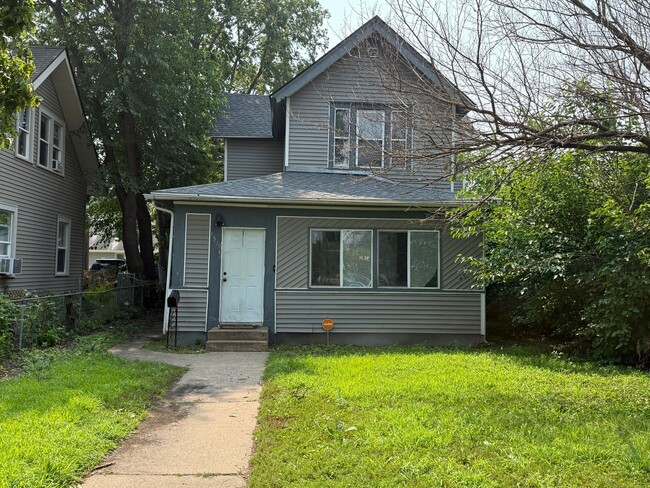Primary Photo - 3 bedrooms 2 bath house, Available sept 1st