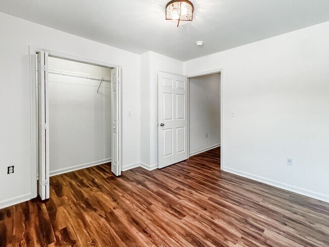 Building Photo - Renovated Oakwood Gem with Modern Amenitie...