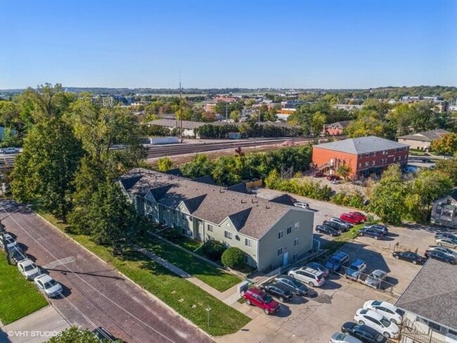 Building Photo - $1,300 | 3 Bedroom, 1 Bathroom | Cat Frien...