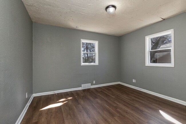 Building Photo - REMODELED 4 Bedroom | 1 Bathroom | 1400 sq...