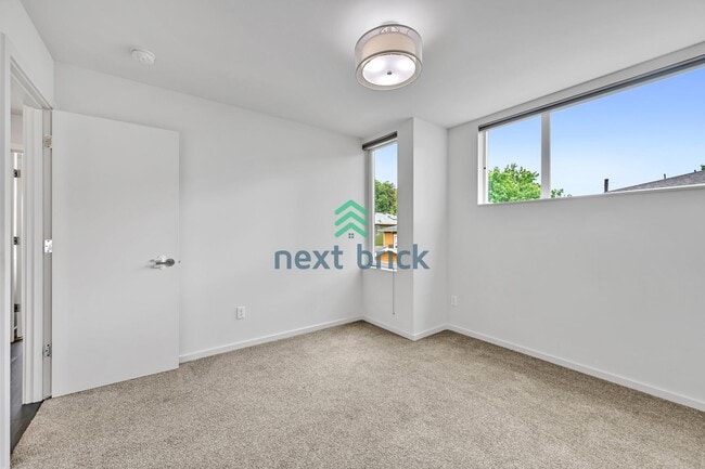 Building Photo - A beautiful 3 bed and 2 bathroom house for...