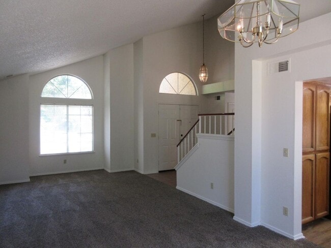 Building Photo - 4 Bed, 2.5 Bath Home with 3-Car Garage in Clovis Unified School District